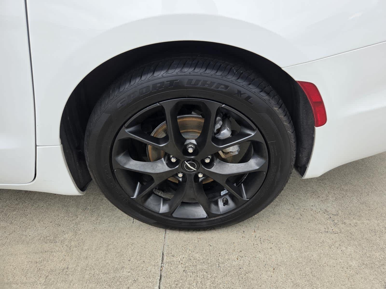 Used 2025 Bright White Clearcoat Chrysler Limited image 27