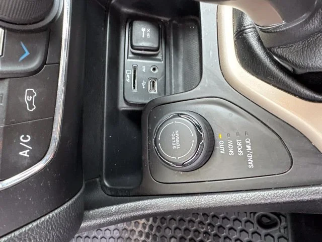 Used 2017 Diamond Black Crystal Pearlcoat Jeep Latitude image 15