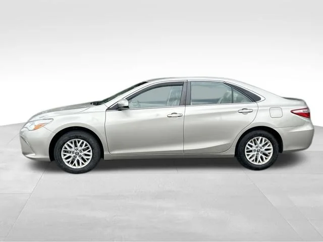 Used 2017  Toyota LE image 2