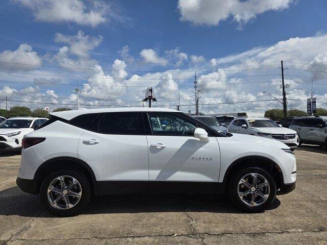 Used 2025 Summit White Chevrolet LT image 6