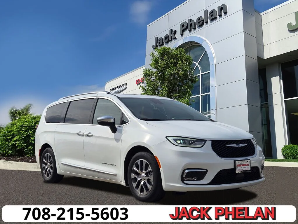 2023 Chrysler Pacifica Hybrid Pinnacle Hybrid's photo