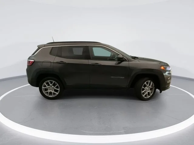 Used 2022 Gray Jeep Latitude Lux image 7