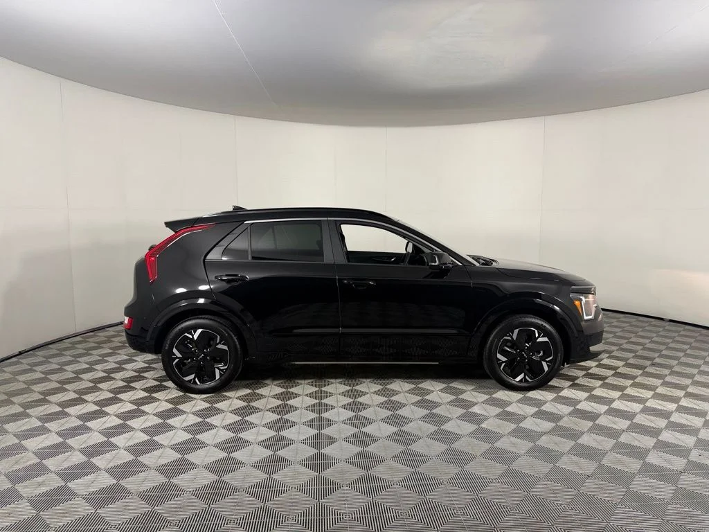 Used 2025 Black Kia Wind image 5
