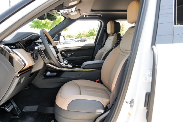 New 2027 Fuji White Land Rover Dynamic SE image 4