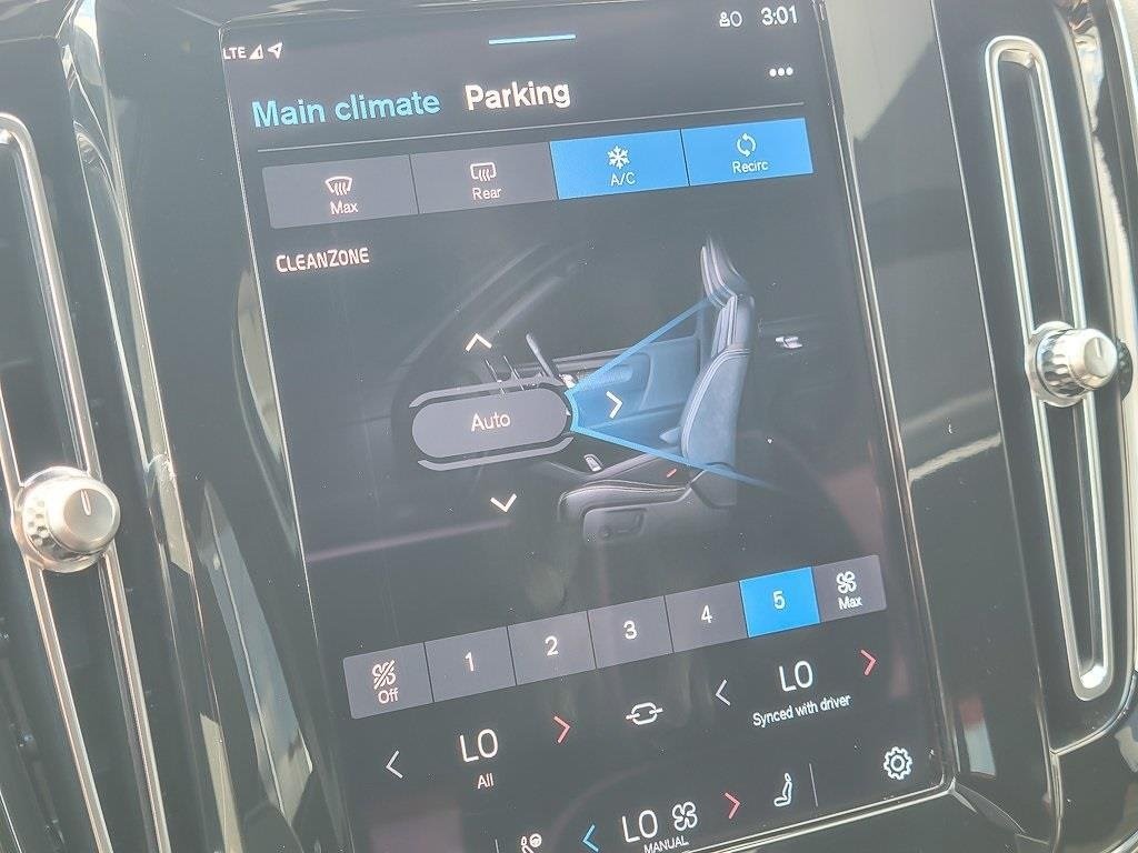 2023 VOLVO XC40 - Image 12