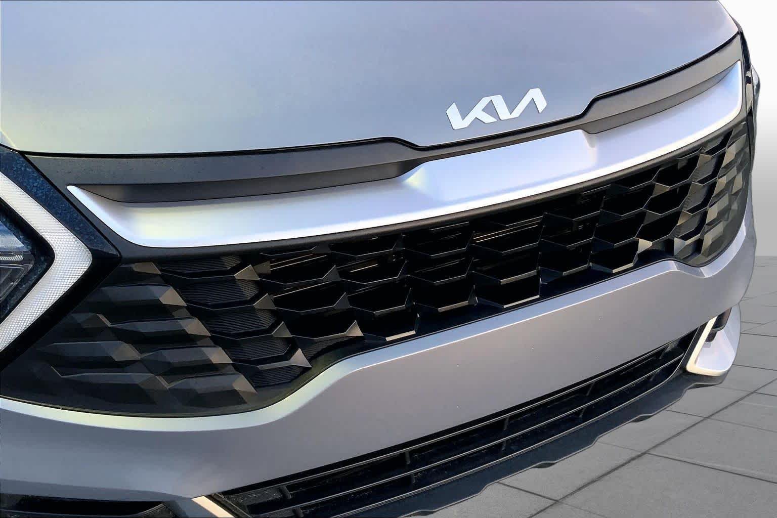 Used 2025 Everlasting Silver Kia LX image 27