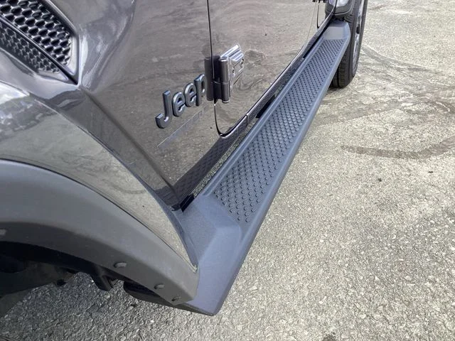 Certified Used 2025 Crystal Metallic Jeep Sahara image 16