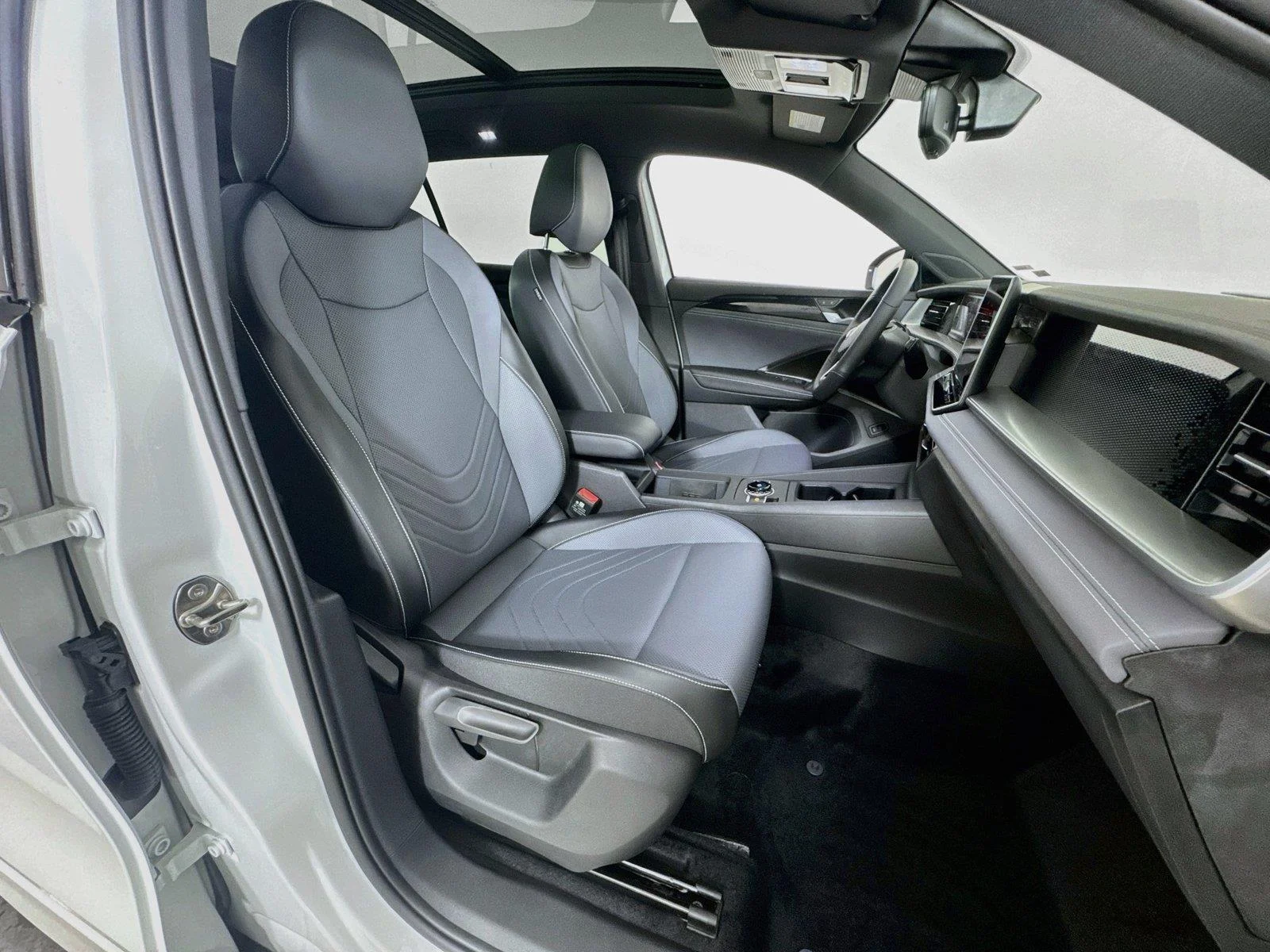 New 2026 WHITE Volkswagen SE R-Line Black image 27
