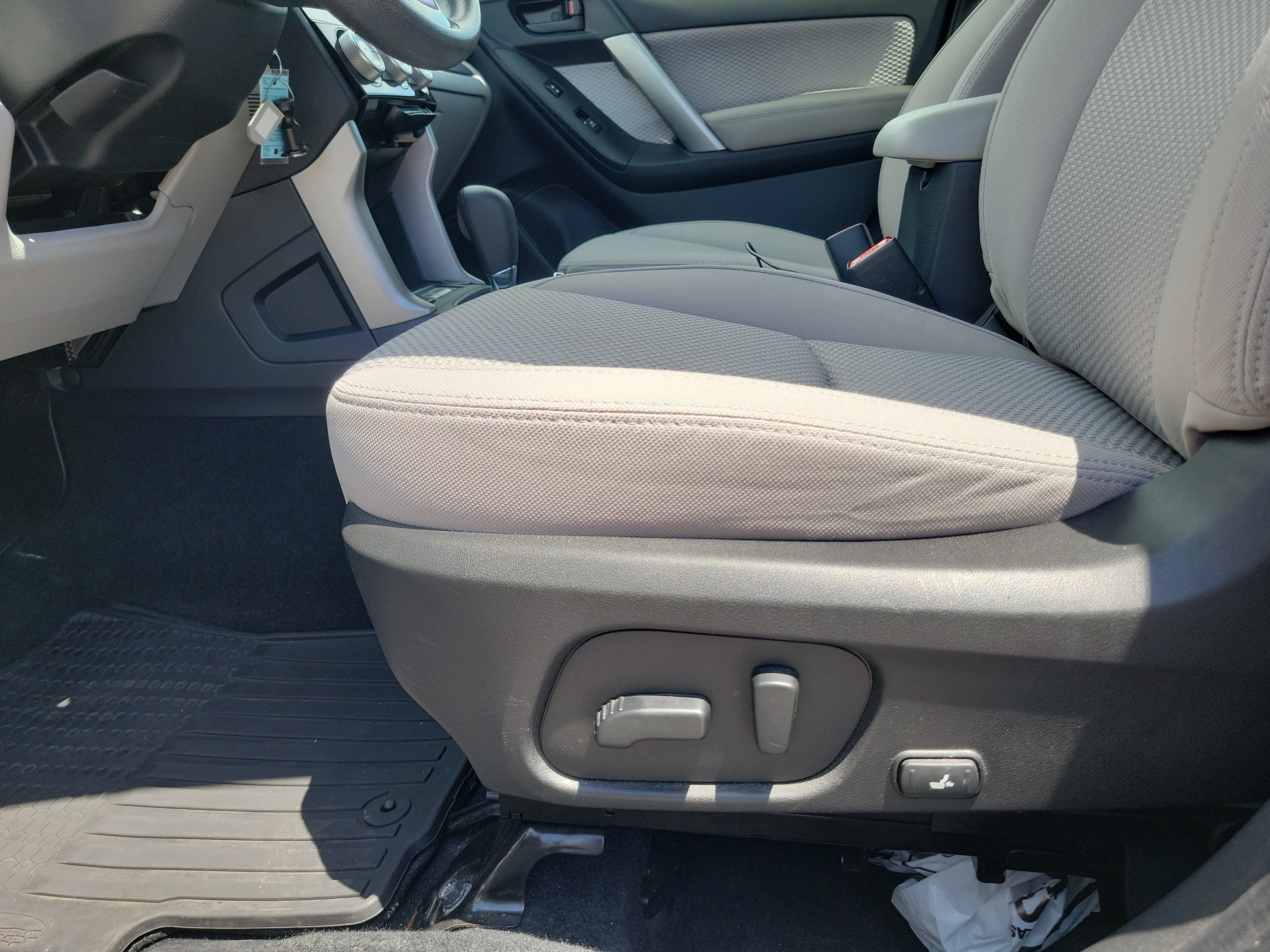 Used 2017 Ice Silver Metallic Subaru Premium image 15