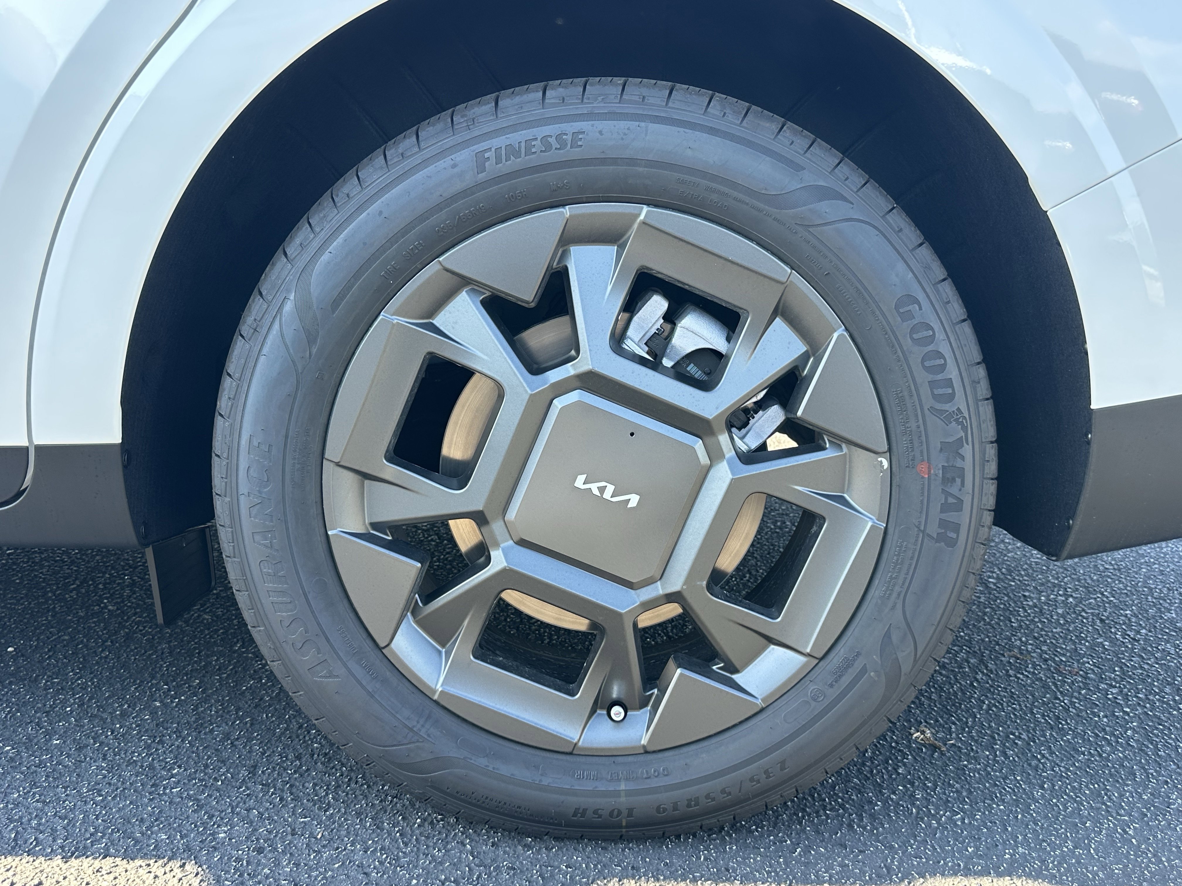 New 2026 Snow White Pearl Kia EX image 20