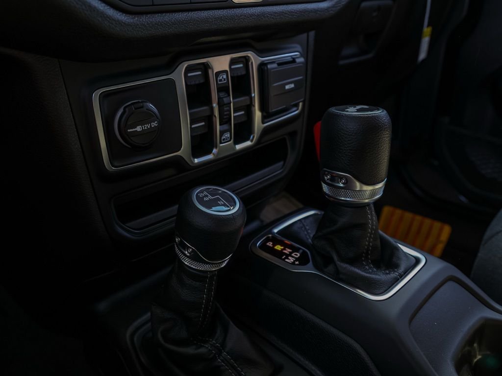 New 2026 Granite Crystal Metallic Clear-Coat Exterior Paint Jeep Sport S image 30