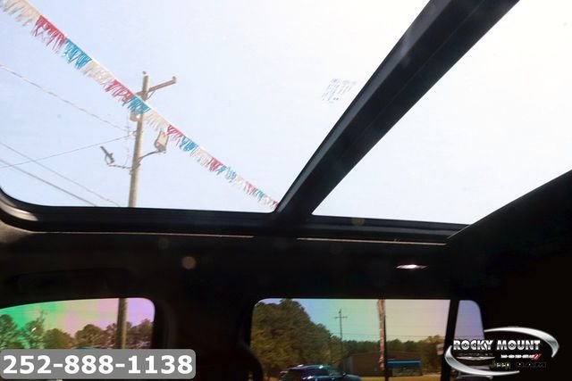 Used 2024 White GMC AT4 image 32