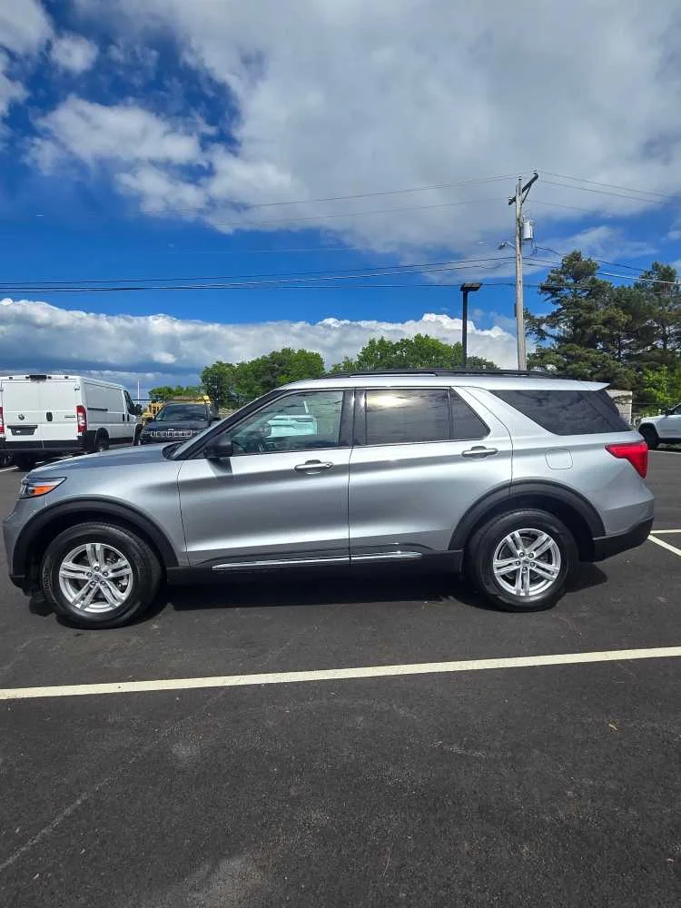 2023 Ford Explorer XLT 4WD's photo