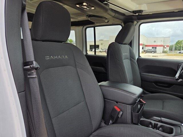 Used 2021 Bright White Clearcoat Jeep Unlimited Sahara image 31