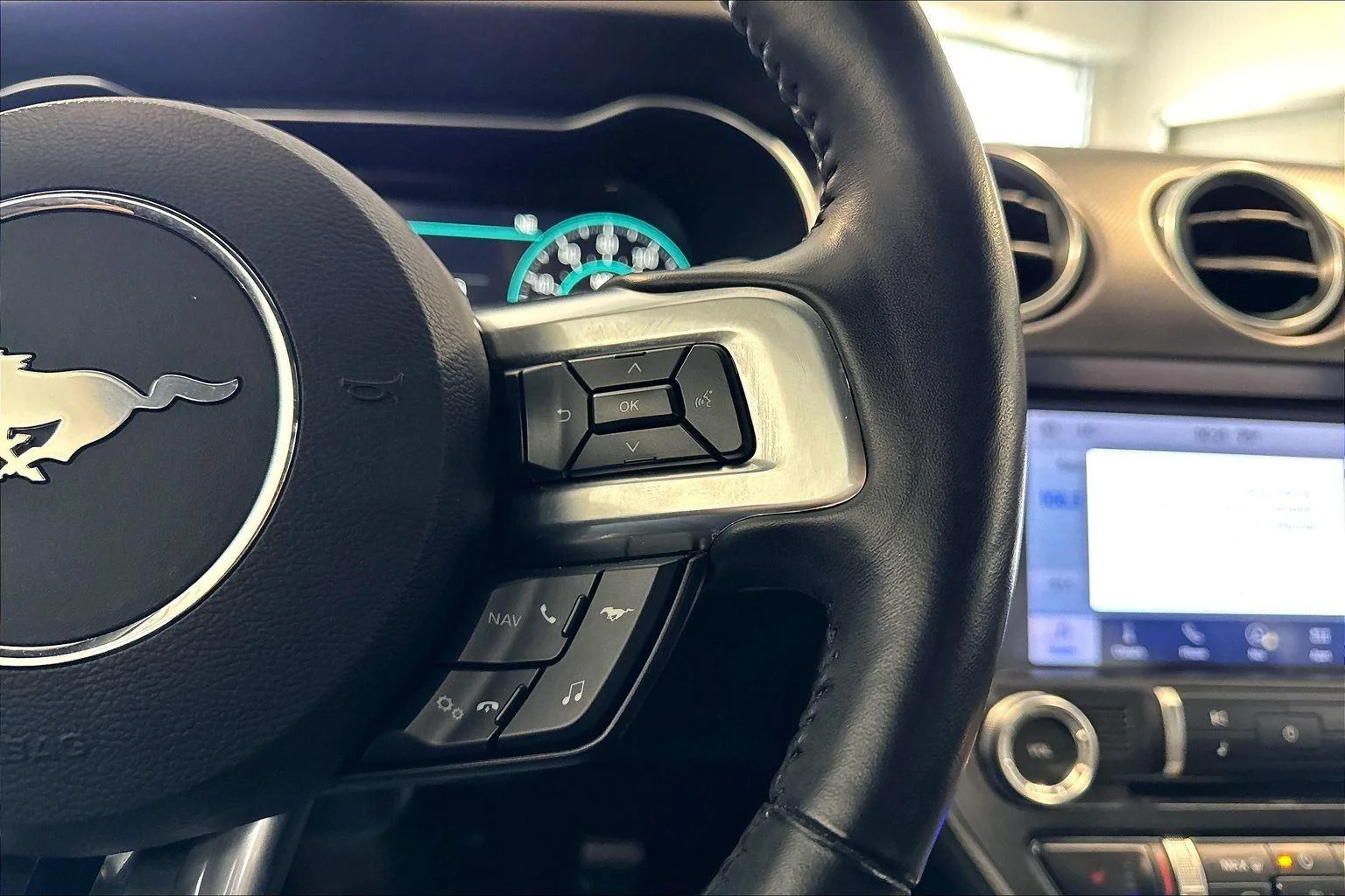 Used 2019 Magnetic Metallic Ford GT Premium image 10