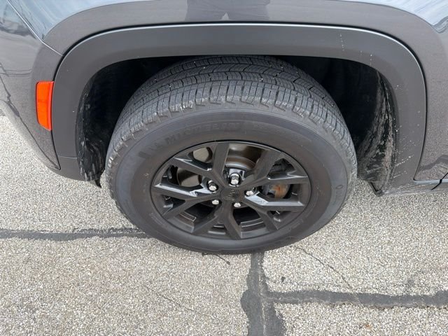 Used 2024 Gray Jeep Altitude X image 3