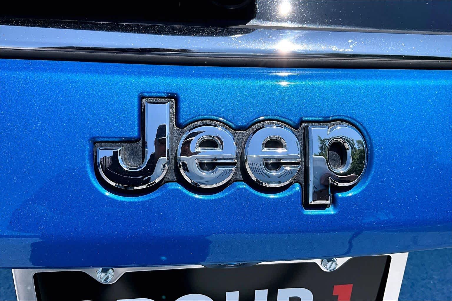 Used 2018 Laser Blue Pearlcoat Jeep Latitude image 29