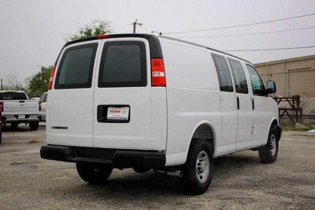 New 2025 Summit White Chevrolet WT image 6