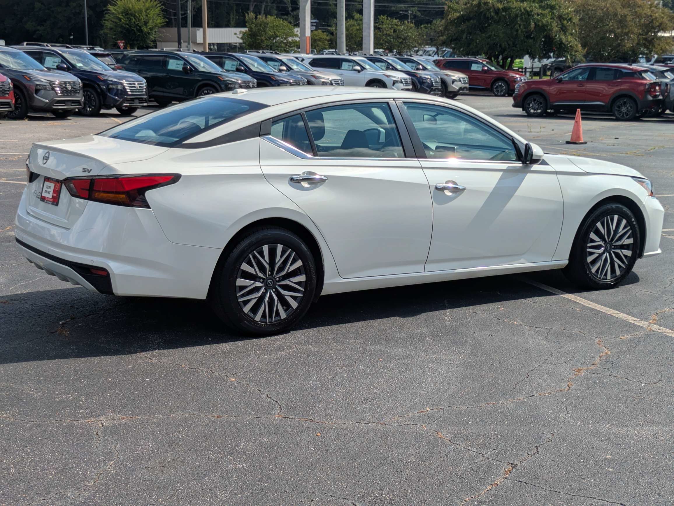 Used 2023 White Nissan 2.5 SV image 3