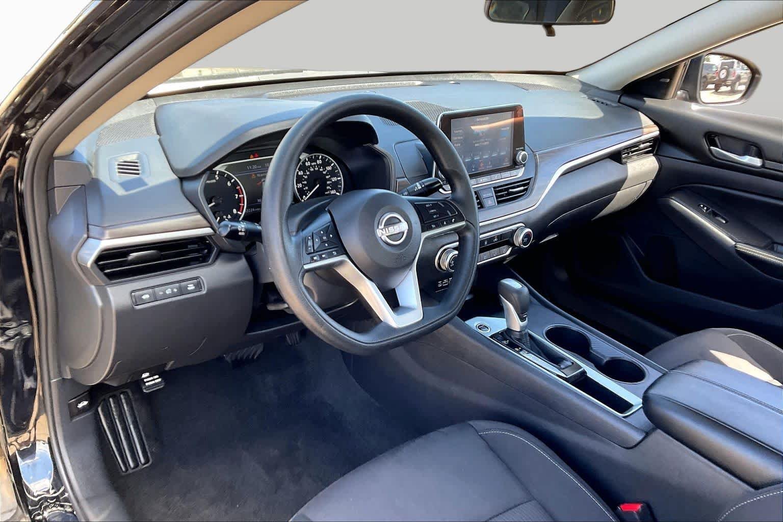 Used 2025 Super Black Nissan SV image 16