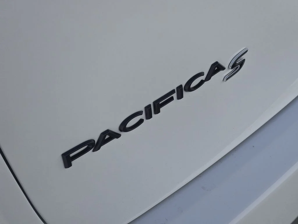 New 2026 Bright White Clearcoat Chrysler Select image 8