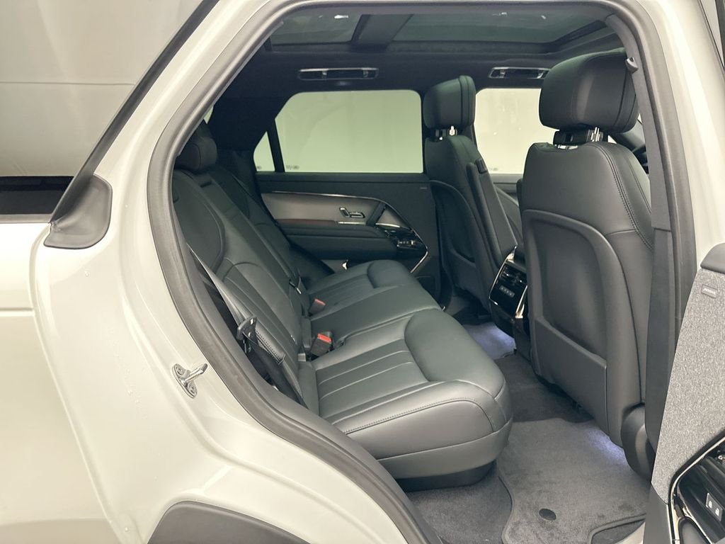 Used 2025 Fuji White Land Rover SE image 12