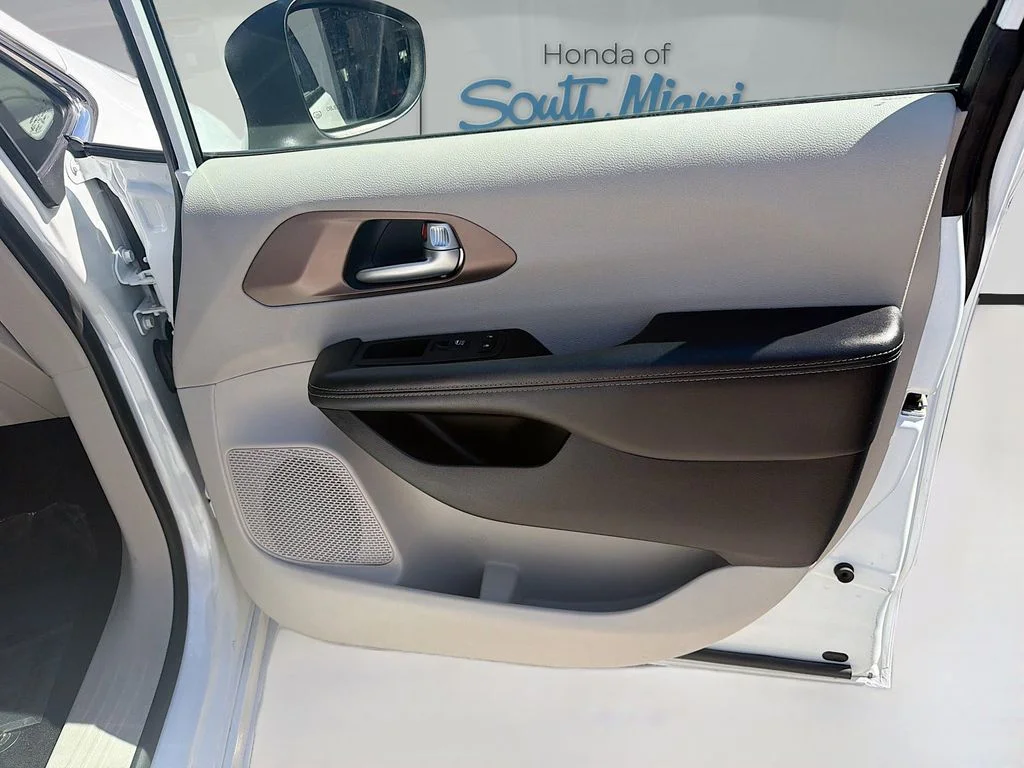 Used 2023 White Chrysler LX image 31
