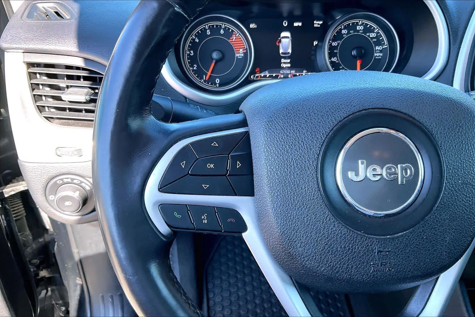 Used 2018 Diamond Black Crystal Pearlcoat Jeep Trailhawk image 23