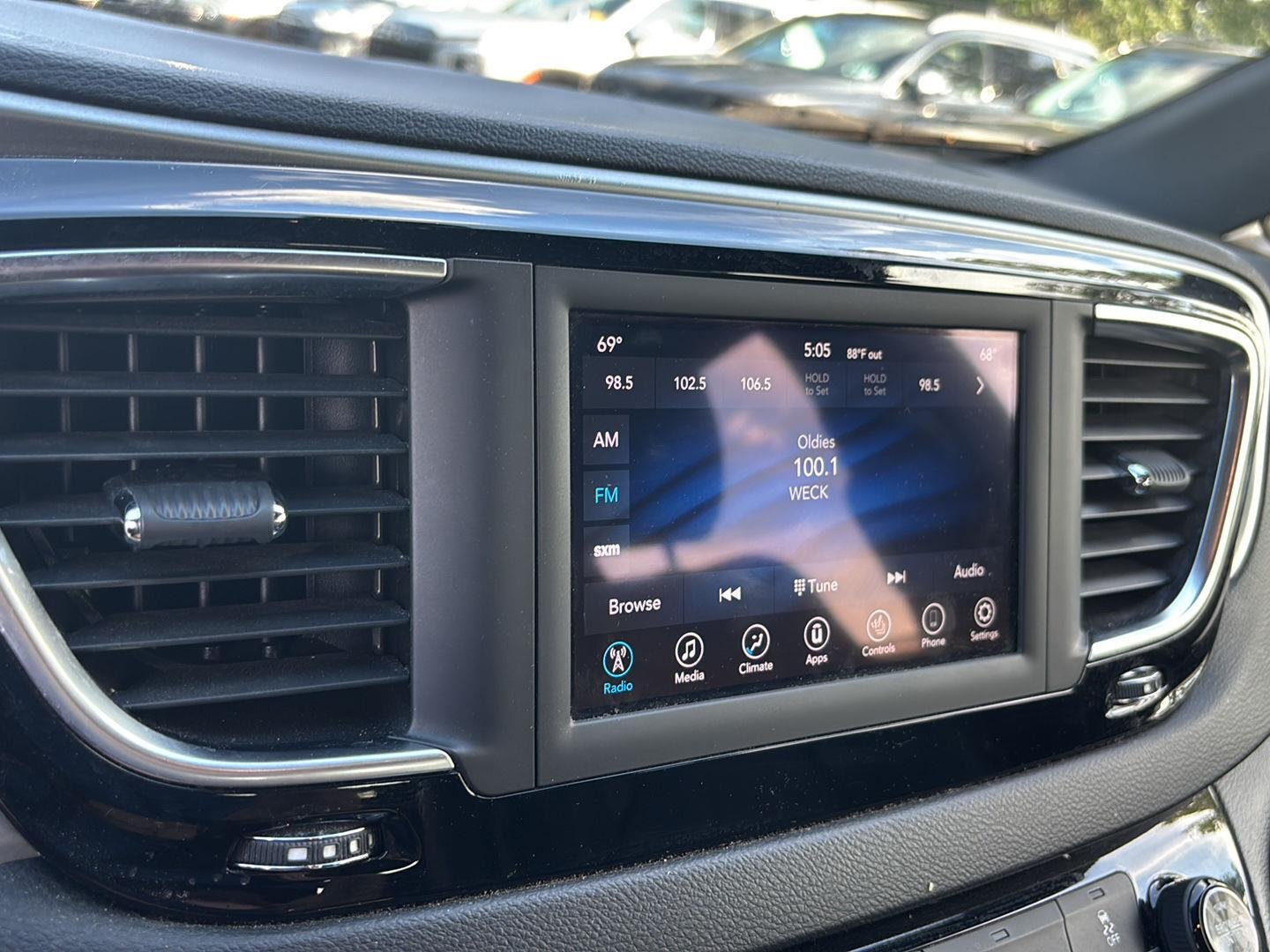 Used 2020 Brilliant Black Crystal Pearlcoat Chrysler Touring L image 14