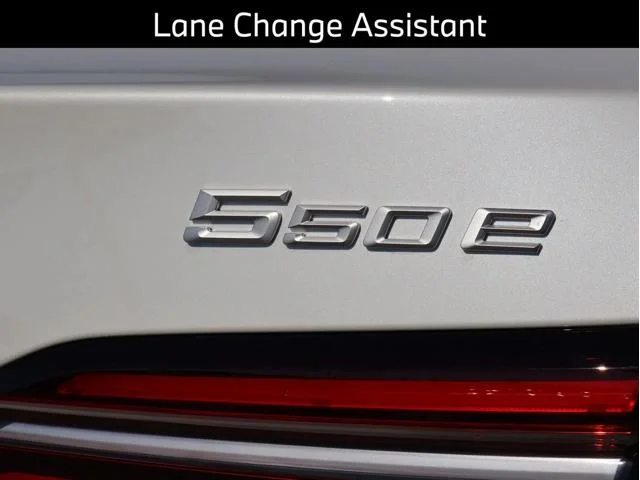 New 2026 Mineral White Metallic BMW 550e xDrive image 10