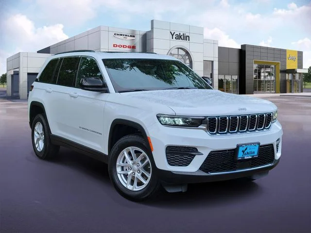New 2026 Bright White Clear-Coat Exterior Paint Jeep Laredo X image 32