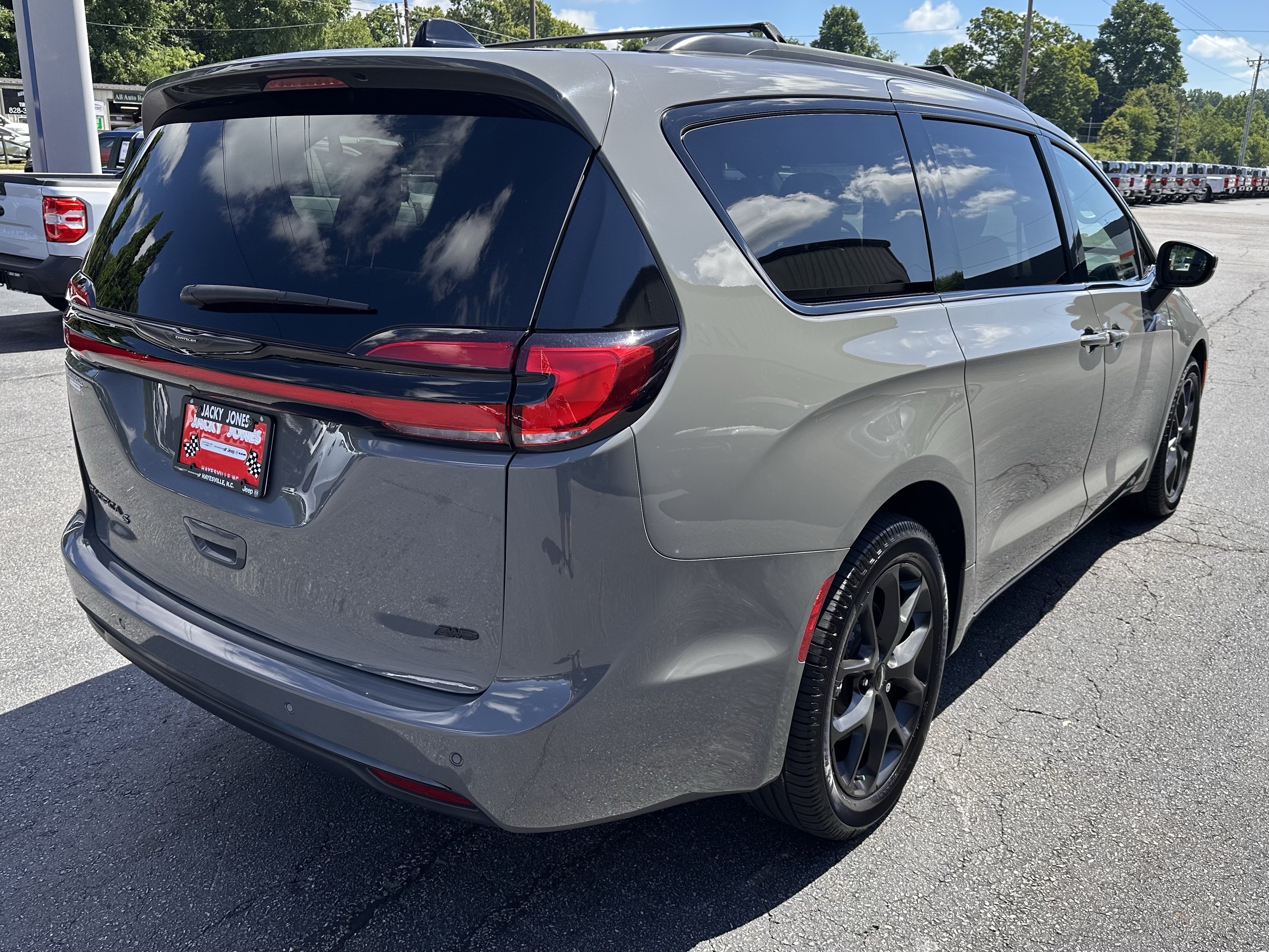Certified Used 2023 Ceramic Gray Clearcoat Chrysler Touring L image 5