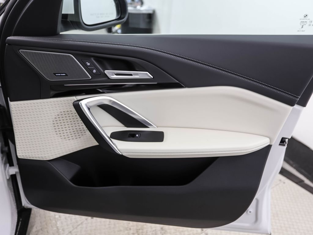 Used 2026 White Metallic BMW xDrive28i image 30