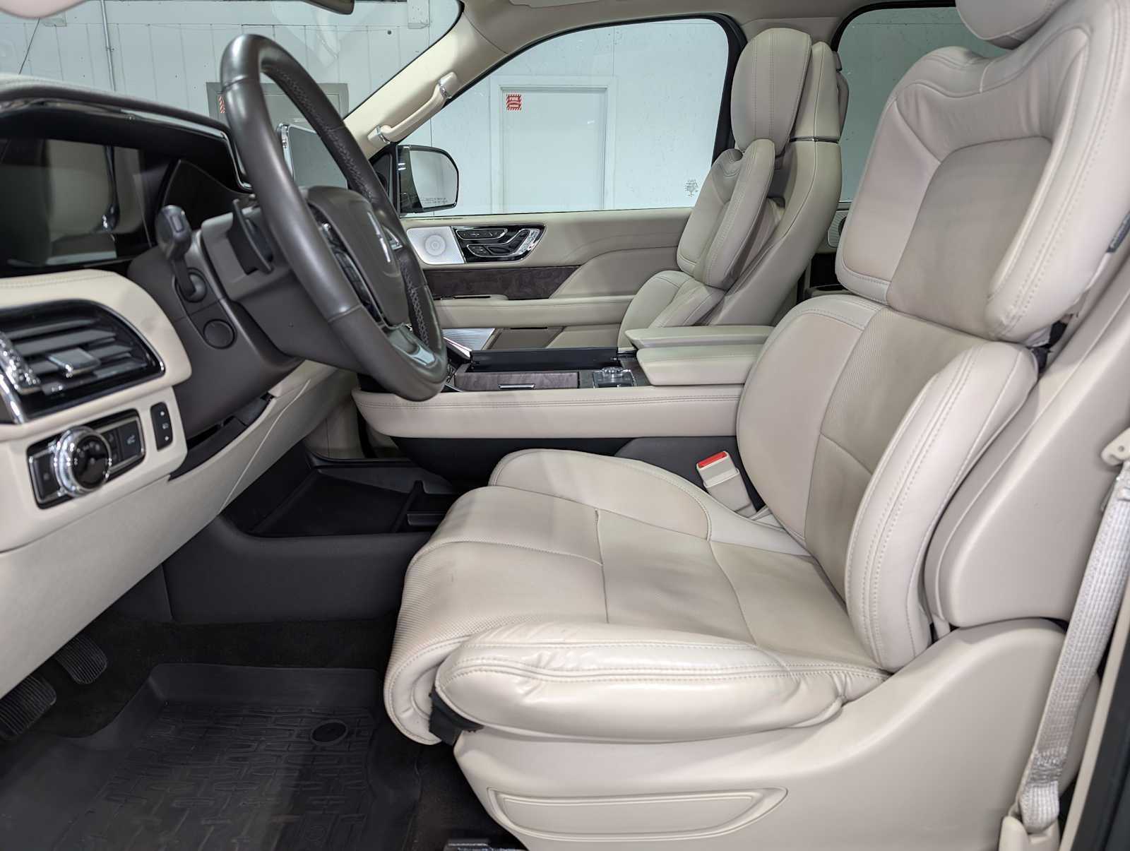 Used 2020 Rhapsody Blue Lincoln Reserve image 4
