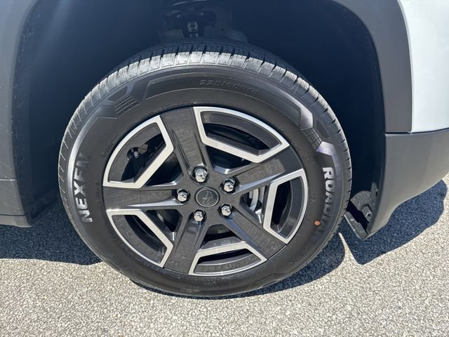 New 2026 White/off-white Jeep Laredo image 13