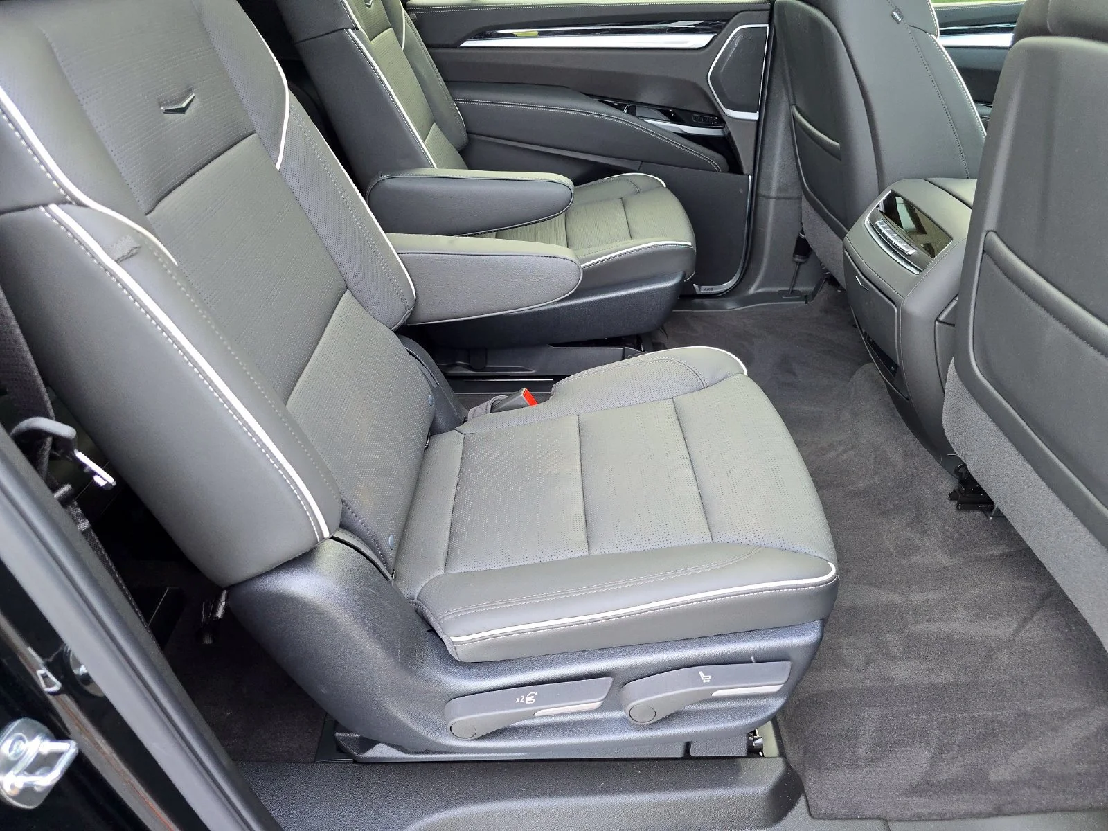 Certified Used 2026 Black Raven Cadillac Sport image 28