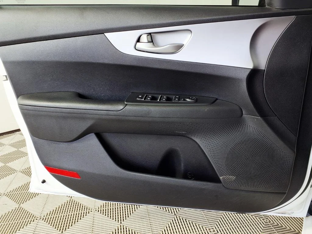 Used 2022 White Kia LXS image 8