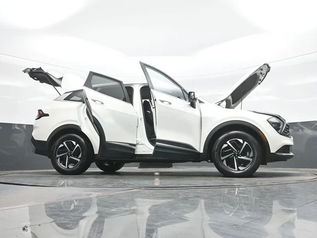Used 2023 White Kia LX image 31