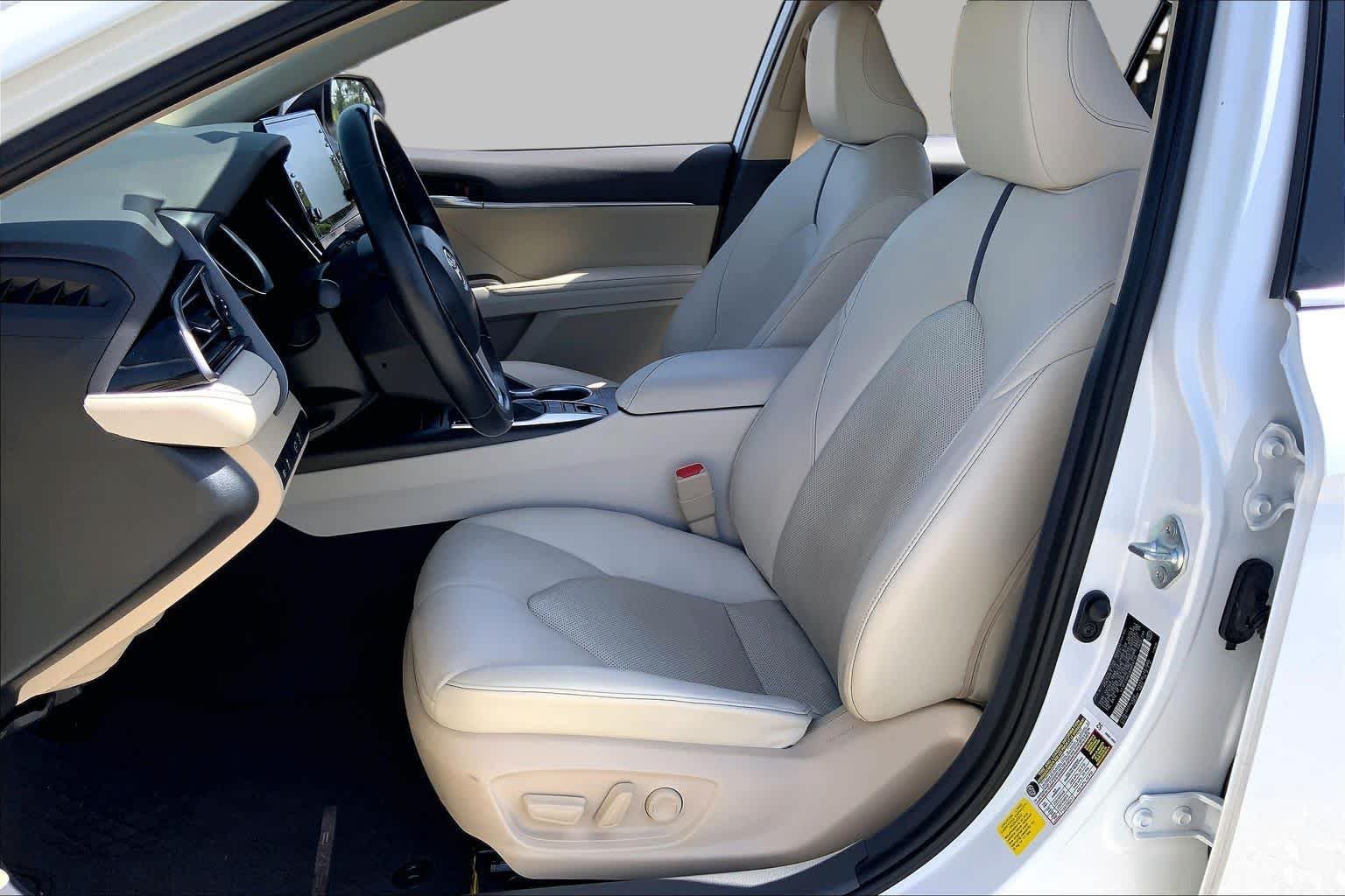 Used 2022 Wind Chill Pearl Toyota XLE image 8