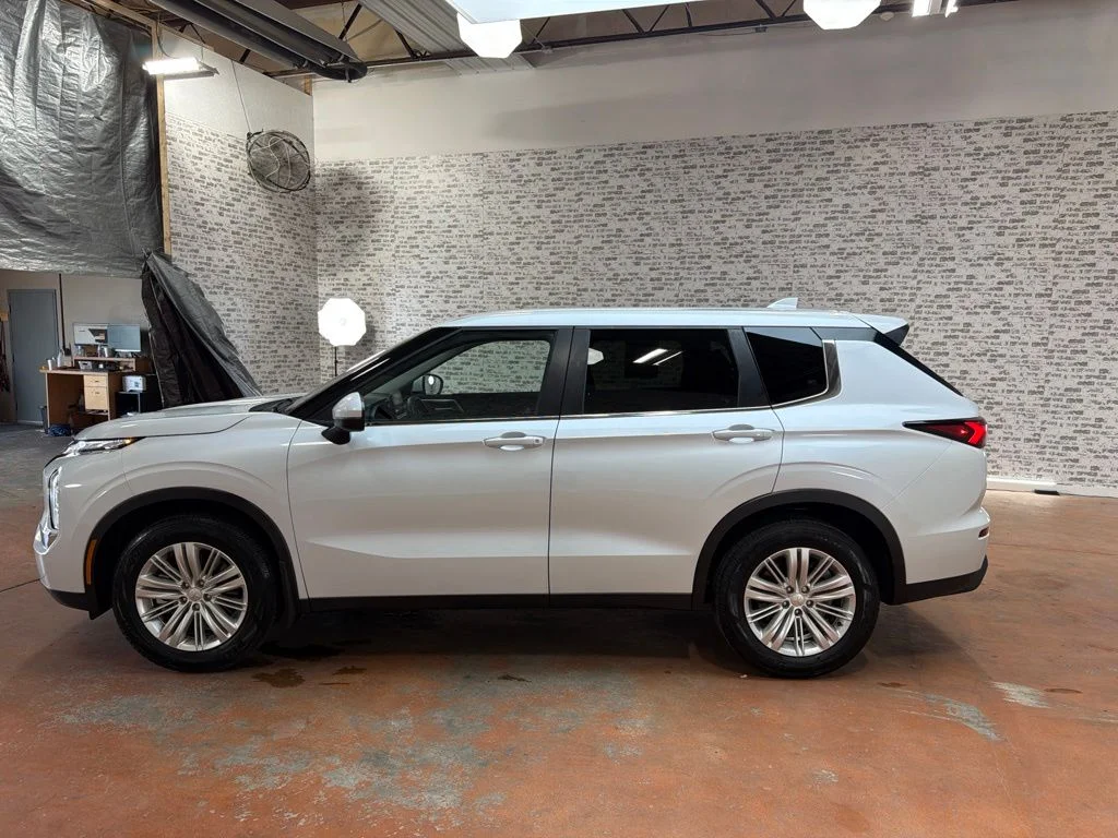 Used 2023 White Mitsubishi ES image 4