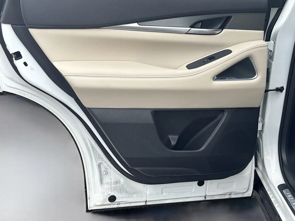 Used 2025 White INFINITI LUXE image 17