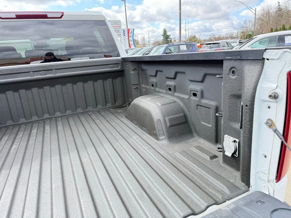 Used 2022  Chevrolet Custom image 15