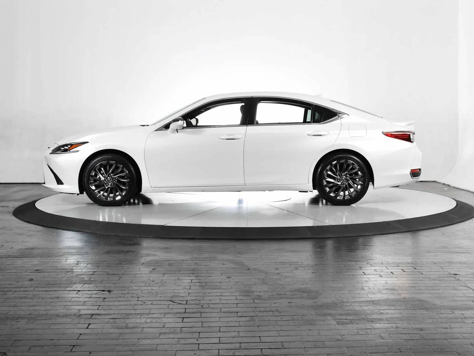 Used 2024 Eminent White Pearl Lexus Ultra Luxury image 2