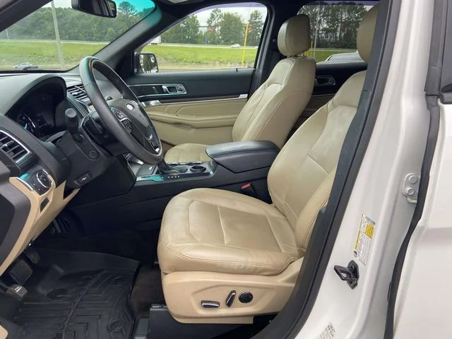 Used 2016 White Ford Limited image 13