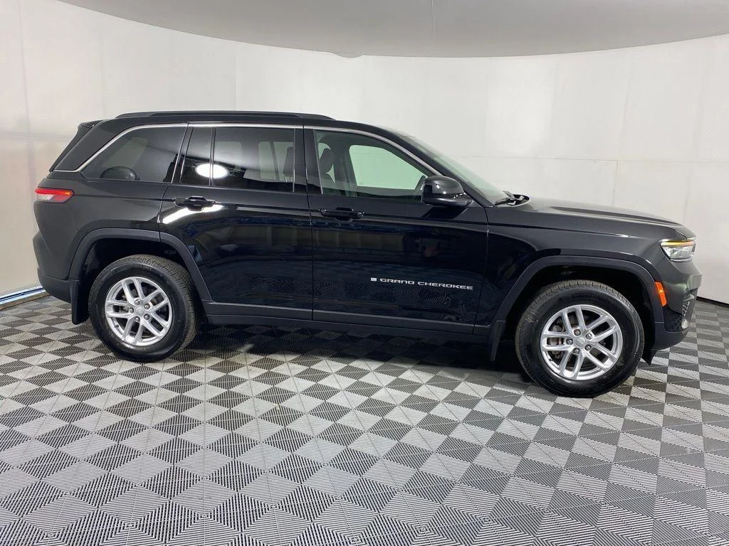 Used 2025 Diamond Black Crystal Pearlcoa Jeep Laredo X image 11