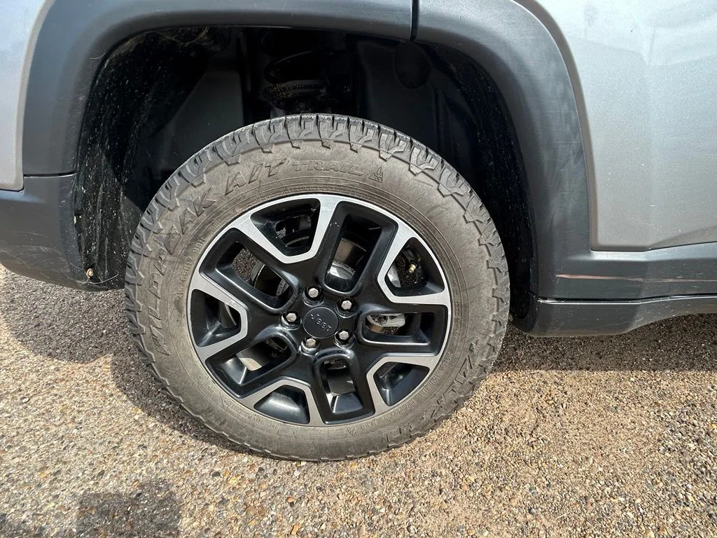 Used 2019 Silver Jeep Trailhawk image 8