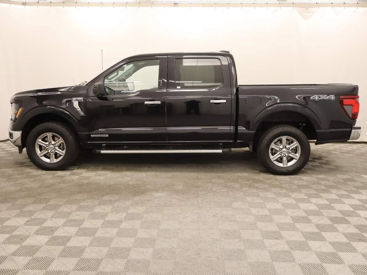 Used 2024 Agate Black Ford XLT Crew Cab image 2