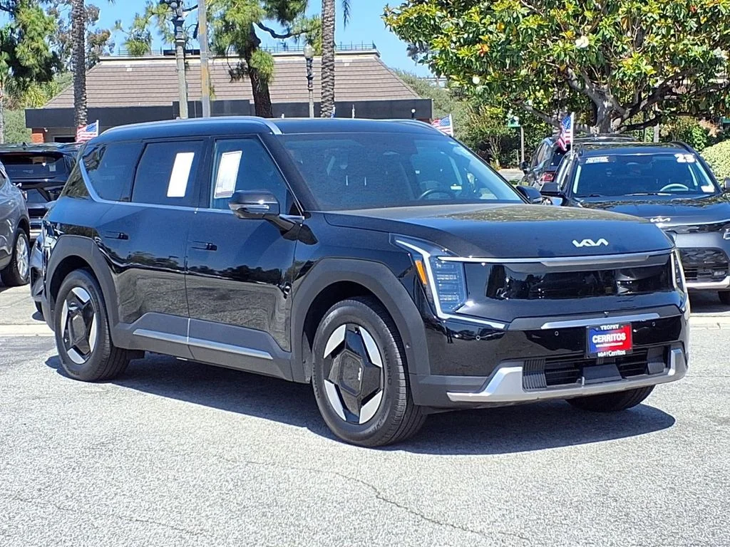 New 2026 Ebony Black Kia Wind AWD image 7