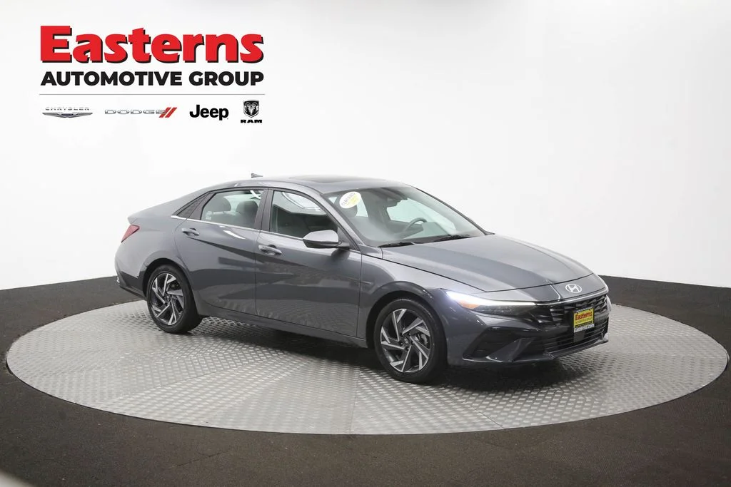 Used 2025 Gray Hyundai SEL Convenience image 49