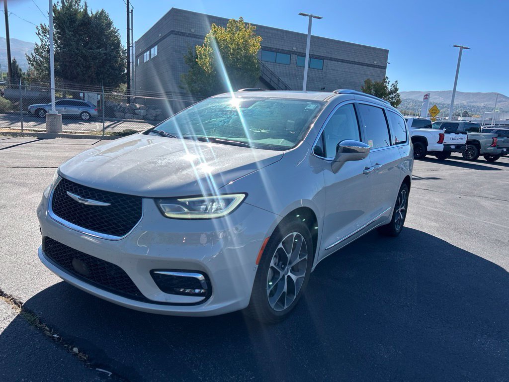 Used 2021 Luxury White Pearlcoat Chrysler Limited image 14